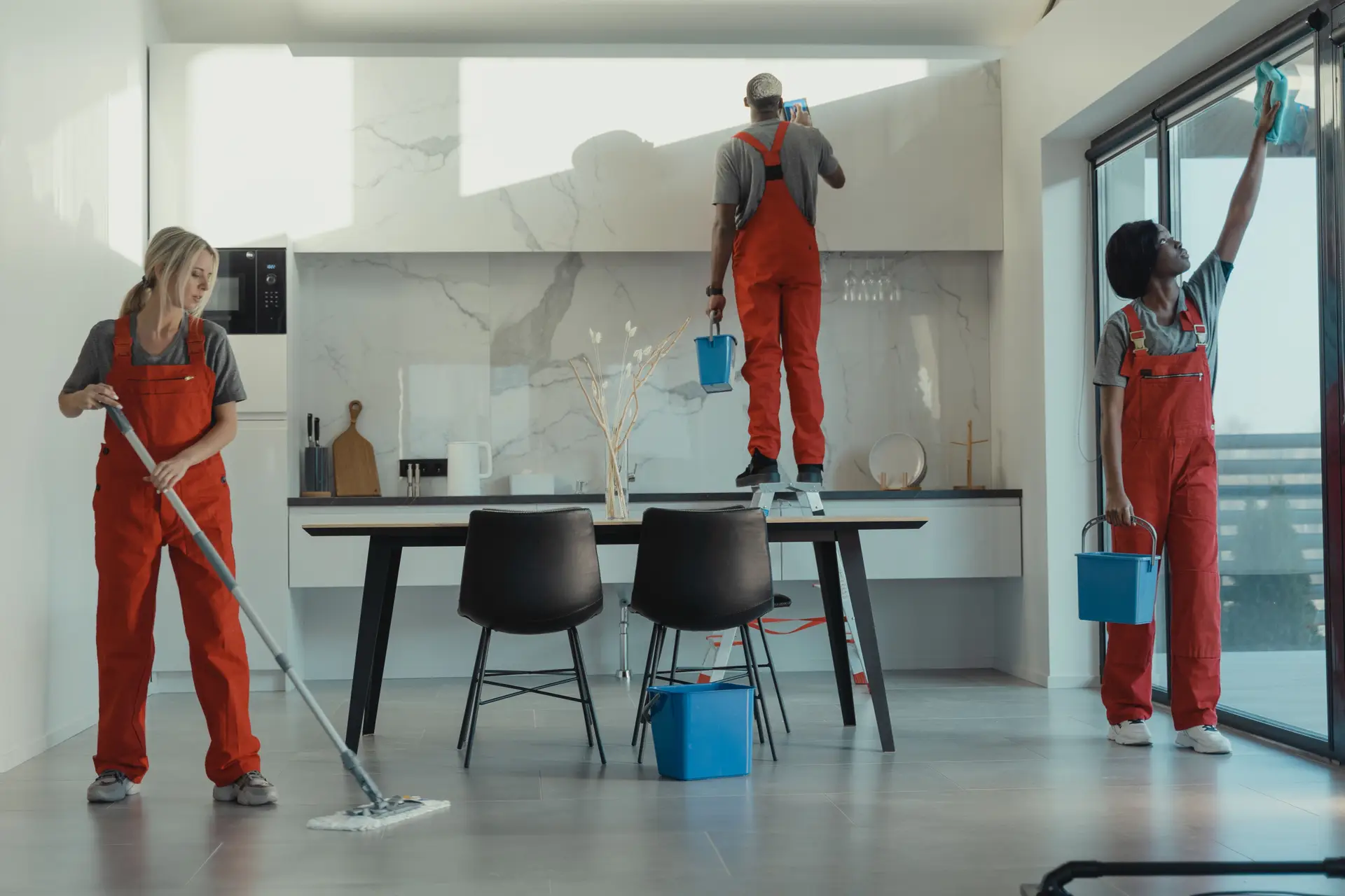 Professionelles Reinigungsteam bei der Arbeit in einem modernen Büro